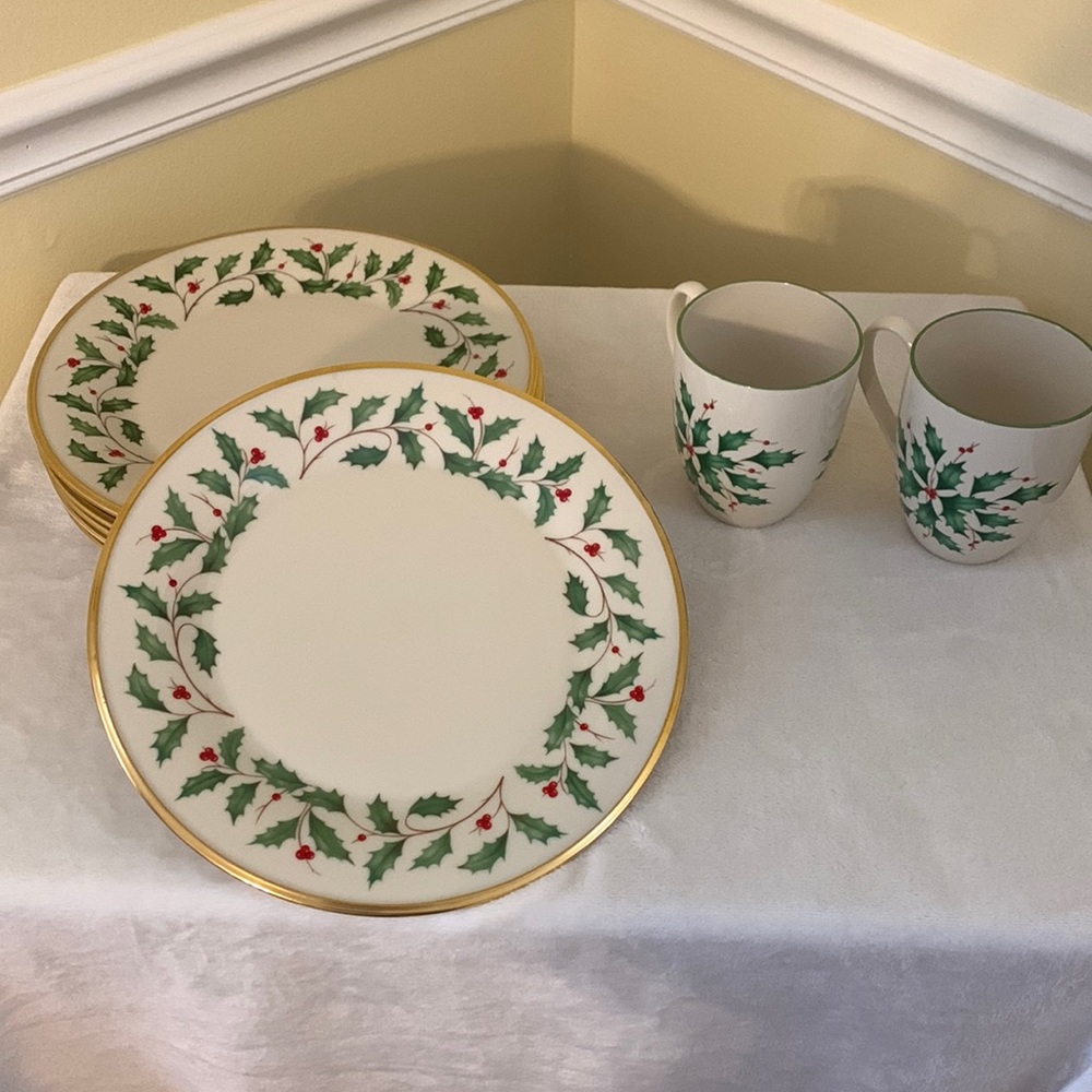 Lenox 6 Christmas dinner plates and 2 Christmas coffee mugs.